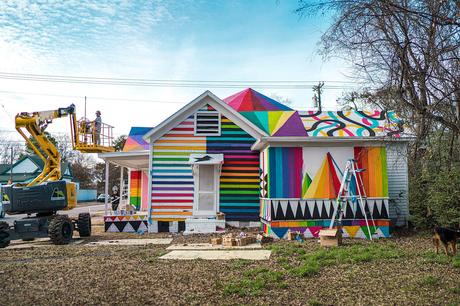 Street art : Okuda transforme une maison abandonnée Street art : Okuda transforme une maison abandonnée