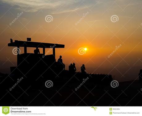 courrier militaire Silhouette De Courrier Militaire Sur La Crête De Montagne ...