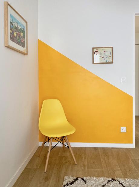 chambre décoration ton sur ton peinture jaune moutarde chaise scandinave