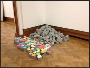 Pavés colorés Exposition Boomerang Bozar Bruxelles,2015 © Galleria Continua