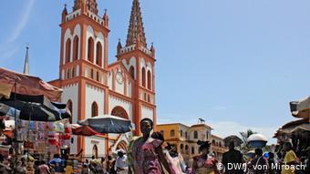 Bildergalerie Togo Erinnerungen an die deutsche Kolonialzeit Die Kathedrale in Lomé (DW / J. Von Mirbach)