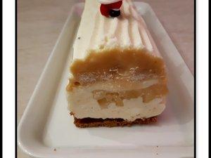 Bûche à la poire, cœur caramel et croustillant spéculoos Bûche à la poire, cœur caramel et croustillant spéculoos