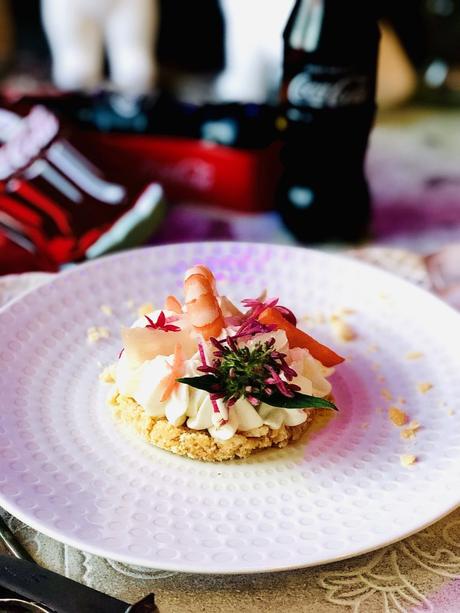 Cheesecake salé « fusion »à la Chantilly de cream cheese, ail, ciboule, aux crevettes et marlin fumé sur une base de crackers