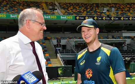 Info bière – L'année difficile du Premier ministre Scott Morrison en images
– Malt Scott Morrison s'entretient avec Steve Smith lors d'une séance d'entraînement de cricket au Gabba le 20 novembre 2019