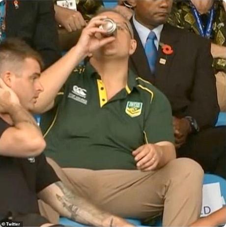 Info bière – L'année difficile du Premier ministre Scott Morrison en images
– Malt M. Morrison baisse une canette de bière tout en agissant comme un «garçon de l'eau» lors d'un match de la ligue internationale de rugby aux Fidji en octobre