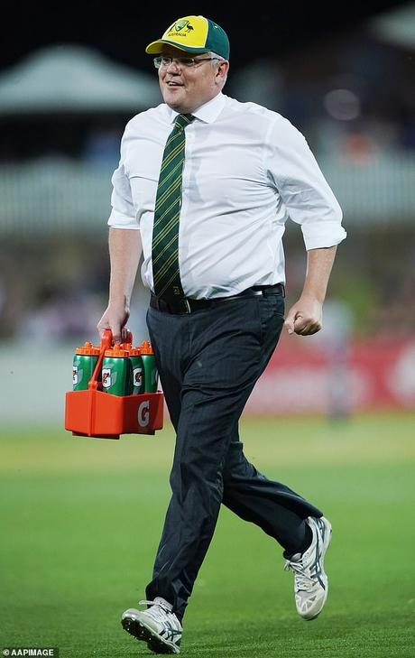 Info bière – L'année difficile du Premier ministre Scott Morrison en images
– Malt Scott Morrison sort des boissons aux joueurs lors du premier ministre XI v Sri Lanka T20 cricket match à Manuka Oval à Canberra, le 24 octobre 2019.