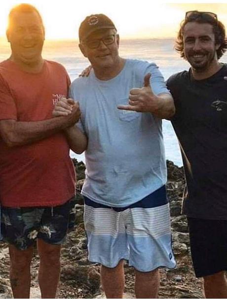 Info bière – L'année difficile du Premier ministre Scott Morrison en images
– Malt Une photo d'un groupe de touristes australiens qui prétendaient être avec le Premier ministre Scott Morrison (deuxième à droite) est apparue sur les réseaux sociaux. M. Morrison a été fortement critiqué pour ses vacances pendant que la nation brûlait