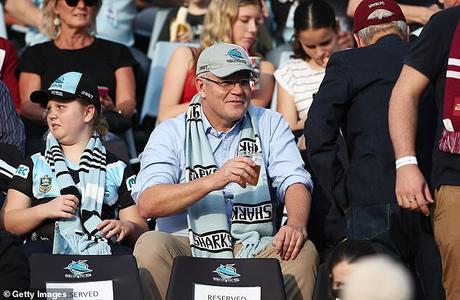 Info bière – L'année difficile du Premier ministre Scott Morrison en images
– Malt Le 19 mai 2019, le Premier ministre accueille les Cronulla Sharks contre Manly Sea Eagles à Shark Park