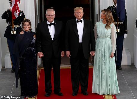 Info bière – L'année difficile du Premier ministre Scott Morrison en images
– Malt M. Morrison et son épouse Jenny avec M. Trump et la première dame Melania devant la Maison Blanche avant leur dîner d'État officiel
