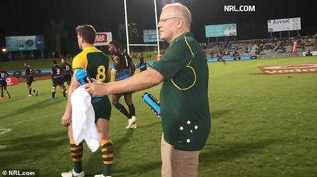Info bière – L'année difficile du Premier ministre Scott Morrison en images
– Malt M. Morrison fait couler l'eau pour l'équipe de la ligue australienne de rugby aux Fidji en octobre lors d'un match international