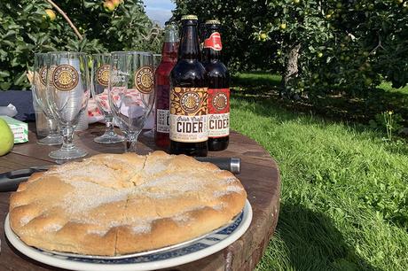 Tarte au cidre et aux pommes lors d'un pique-nique au verger de cidre de Long Meadow