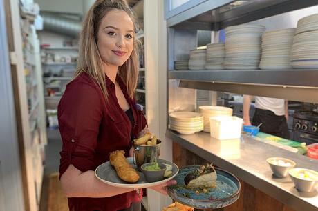 Zoe Peden servant une brassée de bonté de poisson à Harry's Shack