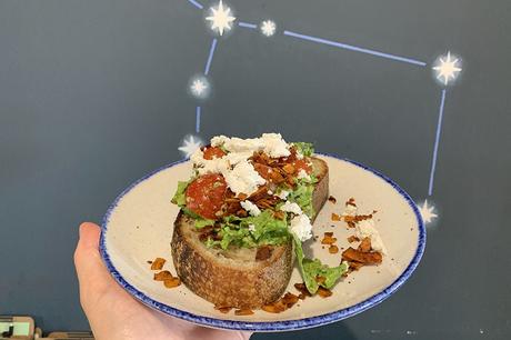 Sandwich ouvert à la feta, à la tomate cerise et au bacon de noix de coco sur du levain étonnant au Ursa Minor Bakehouse