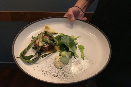 Agneau du Morne Mountain avec livèche et asperges de mer au Muddler's Club