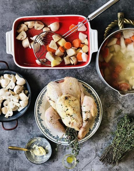 Poulet rôti moelleux de Noël avec ses légumes juteux : pommes de terre, carottes, champignons et arouille (taro) !