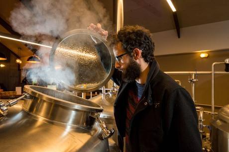 Le brasseur de Miner's Gold Brewery Stuart Grant a également sa propre étiquette - Ocho. Photo: Phillip Biggs