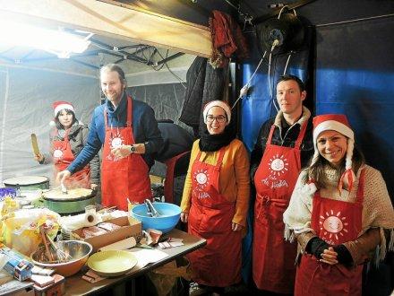 C'est avec le sourire et le dynamisme que les parents d'élèves ont concocté et servi des dizaines de crêpes, avec la tenue vestimentaire requise.