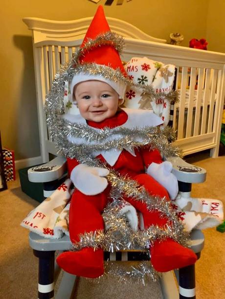 Une maman déguise son bébé en elfe de Noël