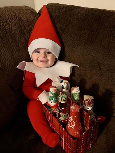 Une maman déguise son bébé en elfe de Noël