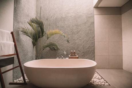 Besoin d'idées et d'astuces pour aménager votre salle de bain avec une baignoire  îlot ? - Paperblog