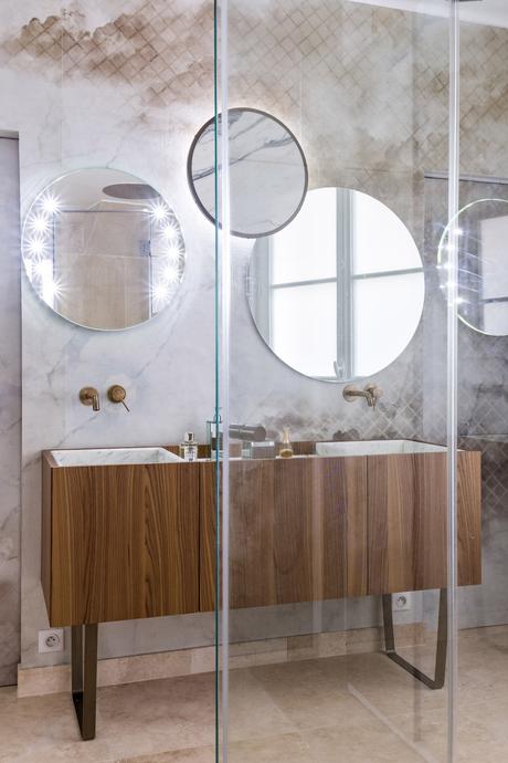 bohème salle de bain marbre rose meuble bois miroir rond art déco vintage retro design