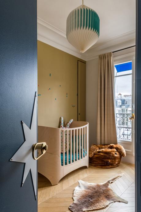 chambre enfant bébé gris foncé jaune moutarde porte étoile lit barreaux bois tapis peau