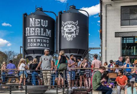 Craft beer – Les experts de la bière sont d'accord, ces scénarios définissent la dernière décennie dans le brassage
– Mousse de bière New Realm Brewing à Atlanta