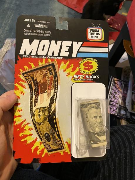 Il créé des emballages rétro pour l’argent qu’il offre à Noël Il créé des emballages rétro pour l’argent qu’il offre à Noël