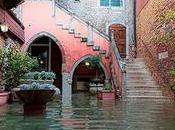 Cette photographe passe journée entière Venise lorsqu’elle inondée, saisit quel point ville différente