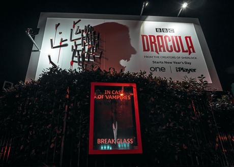 Pour la promotion de Dracula, BBC crée des panneaux évolutifs effrayants