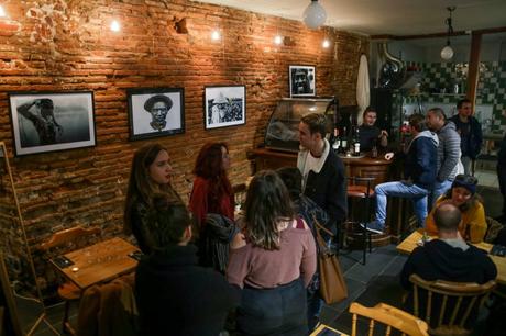 Chaque mois, une exposition est organisée au restaurant. L'occasion d'honorer un artiste local.
