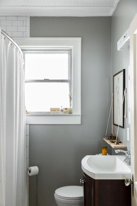 salle de bain gris lavabo bois