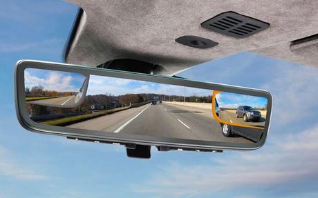 Aston Martin présente un rétroviseur triple affichage et anti-angles morts