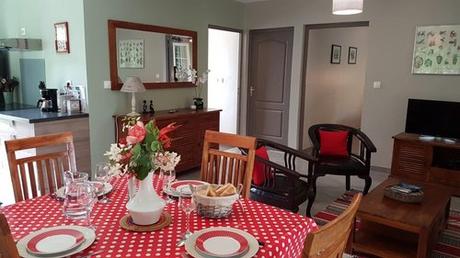 Jolie salle à manger dans la location de gîte à Sainte Suzanne, dans un lieux calme au bord de la cascade Niagara.