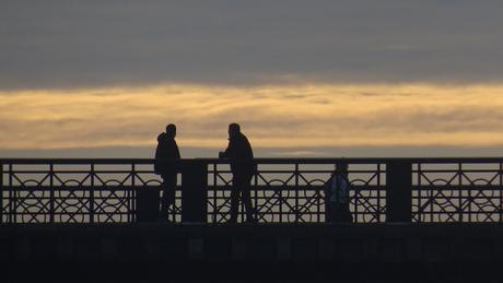 Tailler une bavette au milieu du pont