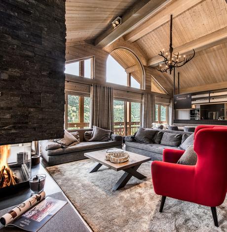 salon moderne chaleureux sophistique cheminée pierres fauteuil rouge clemaroundthecorner