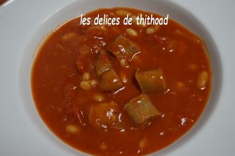 haricots à la tomate et chipos