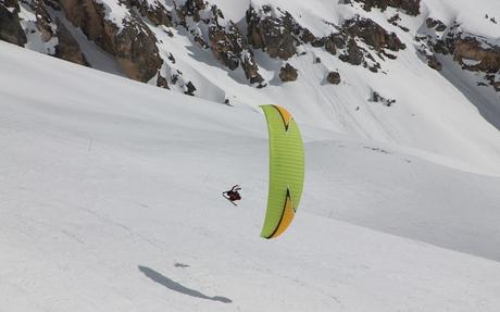 Skier en faisant du parapente, c’est possible Skier en faisant du parapente, c’est possible