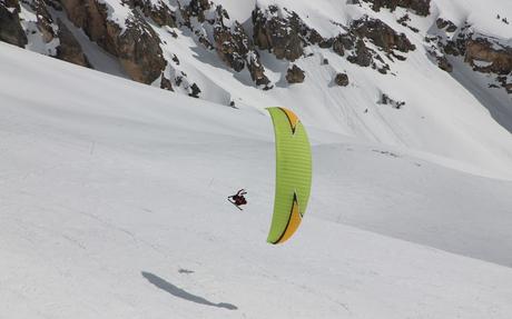 Skier en faisant du parapente, c’est possible