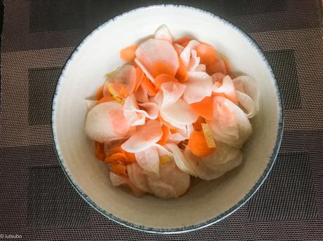 Porte bonheur – Kohaku namasu (radis daikon et carotte marinés au vinaigre sucré)