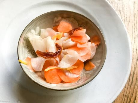 Porte bonheur – Kohaku namasu (radis daikon et carotte marinés au vinaigre sucré)