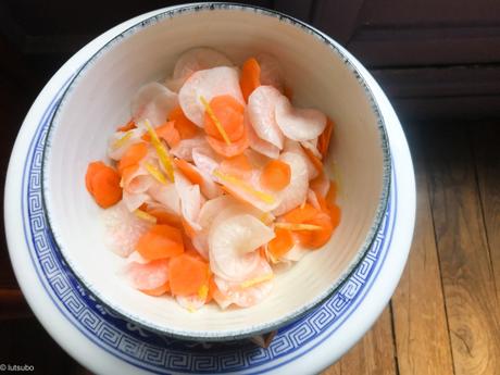 Porte bonheur – Kohaku namasu (radis daikon et carotte marinés au vinaigre sucré)