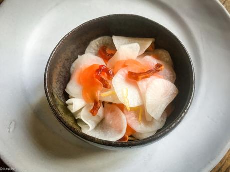 Porte bonheur – Kohaku namasu (radis daikon et carotte marinés au vinaigre sucré)