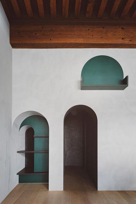 Une décoration minimaliste articulée autour de niches de plâtre
