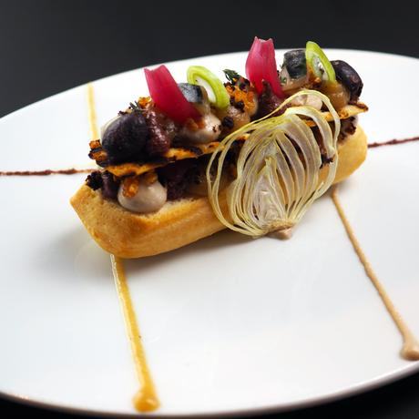 Une version de la pissaladière : oignon fumé, lisette et olives séchées