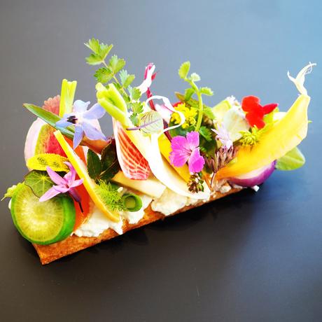 Tartelette de légumes, caillé de chèvre aux herbes du jardin