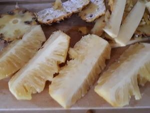 Crumble d'ananas au spéculoos Cuisson de l'ananas: Cliquer sur les photographies pour les agrandir