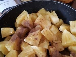 Crumble d'ananas au spéculoos Cuisson de l'ananas: Cliquer sur les photographies pour les agrandir