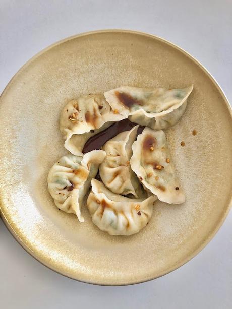 Jiaozi (gyoza) aux ciboulettes chinoises (recette végétarienne) 韭菜素水饺 Jiaozi (gyoza) aux ciboulettes chinoises (recette végétarienne) 韭菜素水饺