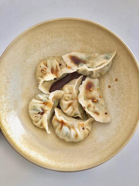 Jiaozi (gyoza) aux ciboulettes chinoises (recette végétarienne) 韭菜素水饺